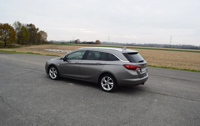 Opel Astra cena 49900 przebieg: 133800, rok produkcji 2017 z Ciechanów małe 172